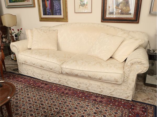 Divano a ventaglio imbottito e rivestito in damasco avorio  - Asta La casa moderna  - Associazione Nazionale - Case d'Asta italiane