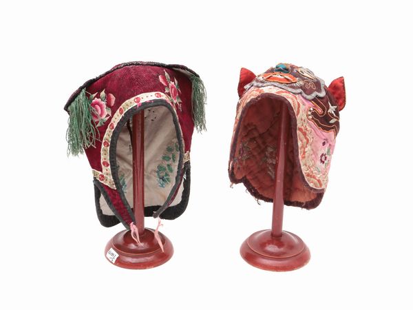 Due copricapo per bambini, Cina, prima met del XX secolo  - Asta La casa moderna  - Associazione Nazionale - Case d'Asta italiane