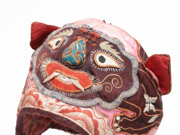 Due copricapo per bambini, Cina, prima met del XX secolo  - Asta La casa moderna  - Associazione Nazionale - Case d'Asta italiane