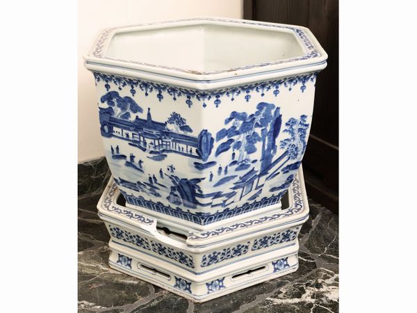 Coppia di portavasi in porcellana, Cina XX secolo  - Asta La casa moderna  - Associazione Nazionale - Case d'Asta italiane