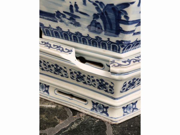 Coppia di portavasi in porcellana, Cina XX secolo  - Asta La casa moderna  - Associazione Nazionale - Case d'Asta italiane