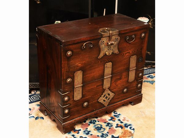 Piccolo stipo orientale in rovere  - Asta La casa moderna  - Associazione Nazionale - Case d'Asta italiane