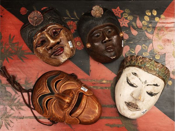 Quattro maschere lignee orientali  - Asta La casa moderna  - Associazione Nazionale - Case d'Asta italiane