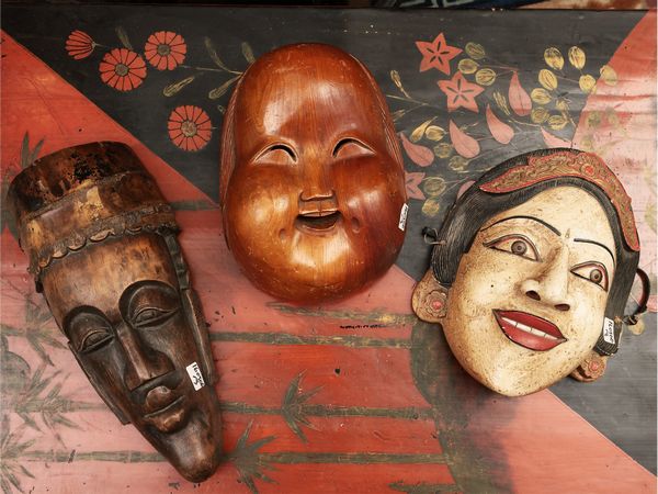 Tre maschere lignee orientali  - Asta La casa moderna  - Associazione Nazionale - Case d'Asta italiane