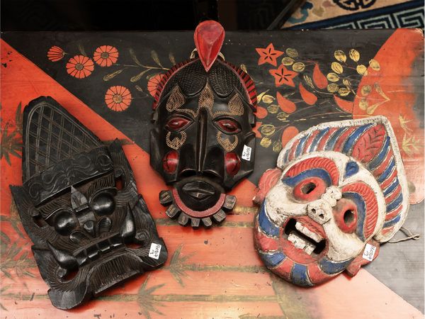 Tre maschere lignee orientali  - Asta La casa moderna  - Associazione Nazionale - Case d'Asta italiane