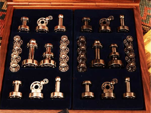 Scacchiera in legno con pedine e segnapunti Ferrari  - Asta La casa moderna  - Associazione Nazionale - Case d'Asta italiane