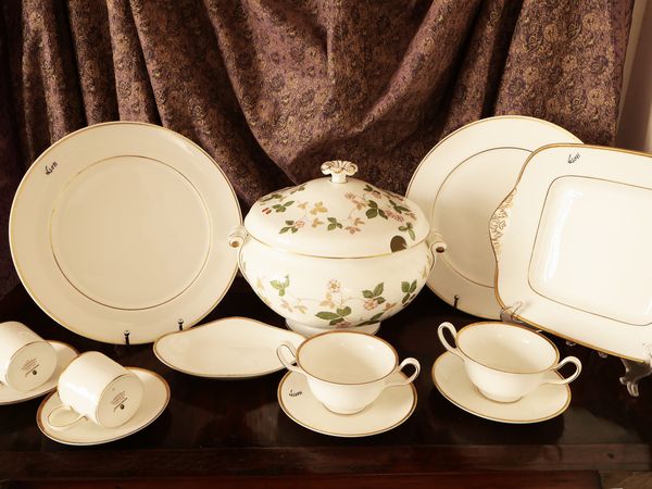 Servizio di piatti in porcellana Bone China, Wedgwood  - Asta La casa moderna  - Associazione Nazionale - Case d'Asta italiane
