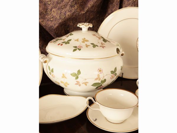 Servizio di piatti in porcellana Bone China, Wedgwood  - Asta La casa moderna  - Associazione Nazionale - Case d'Asta italiane