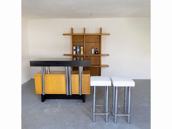 Mobile bar in frassino con due sgabelli in cromo  - Asta La casa moderna  - Associazione Nazionale - Case d'Asta italiane