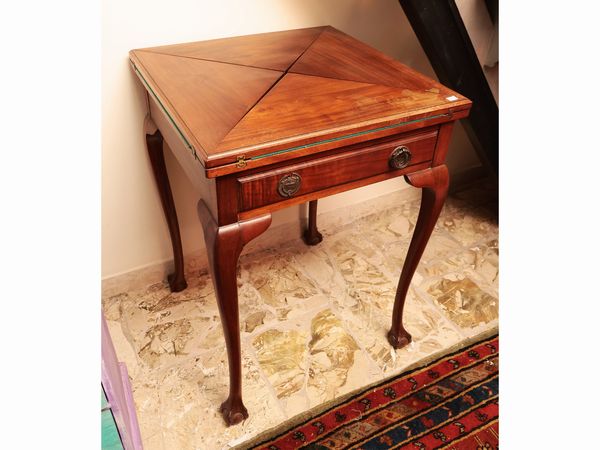 Tavolino inglese da gioco a fazzoletto in noce  - Asta La casa moderna  - Associazione Nazionale - Case d'Asta italiane