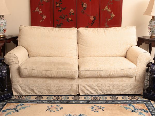 Divano imbottito e rivestito in damasco color avorio  - Asta La casa moderna  - Associazione Nazionale - Case d'Asta italiane