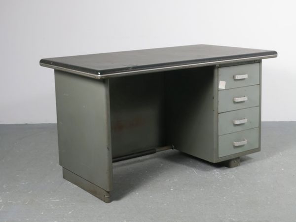 Scrivania in metallo. Gio Ponti per Antonio Parma Saronno  - Asta La casa moderna  - Associazione Nazionale - Case d'Asta italiane