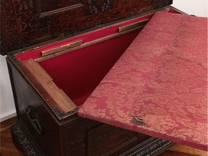 Cassapanca ad urna in noce di gusto eclettico  - Asta La casa moderna  - Associazione Nazionale - Case d'Asta italiane