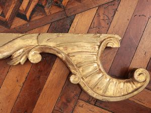 Fregio sovrapporta in legno intagliato e dorato  - Asta La casa moderna  - Associazione Nazionale - Case d'Asta italiane