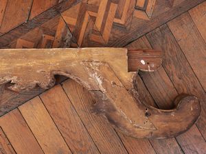 Fregio sovrapporta in legno intagliato e dorato  - Asta La casa moderna  - Associazione Nazionale - Case d'Asta italiane