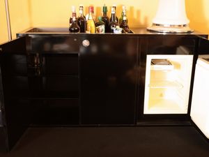 Mobile bar in laminato nero e acciaio  - Asta La casa moderna  - Associazione Nazionale - Case d'Asta italiane
