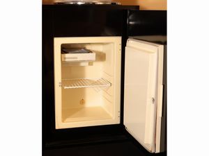 Mobile bar in laminato nero e acciaio  - Asta La casa moderna  - Associazione Nazionale - Case d'Asta italiane