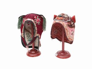 Due copricapo per bambini, Cina, prima met del XX secolo  - Asta La casa moderna  - Associazione Nazionale - Case d'Asta italiane