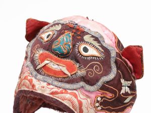 Due copricapo per bambini, Cina, prima met del XX secolo  - Asta La casa moderna  - Associazione Nazionale - Case d'Asta italiane