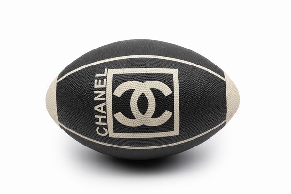 CHANEL : Palla da rugby  - Asta Luxury Fashion - Associazione Nazionale - Case d'Asta italiane