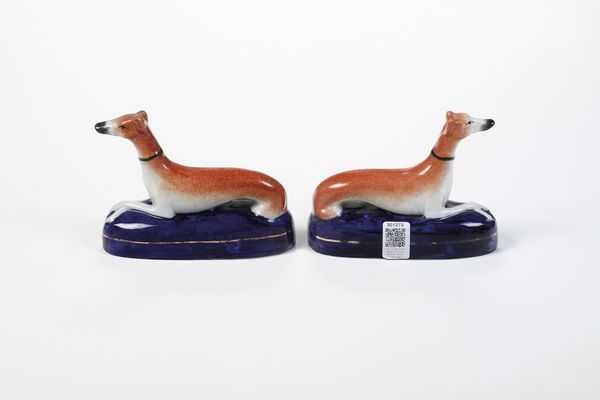 Coppia di porta penne modellati a cane whippet.<BR>Inghilterra, Staffordshire, met� del XIX secolo.  - Asta Maioliche e Porcellane da Collezione - Associazione Nazionale - Case d'Asta italiane