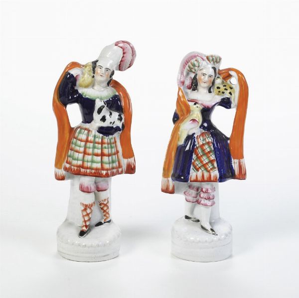 Coppia di figurine di scozzesi.<BR>Inghilterra, Staffordshire, periodo vittoriano, XIX secolo.  - Asta Maioliche e Porcellane da Collezione - Associazione Nazionale - Case d'Asta italiane