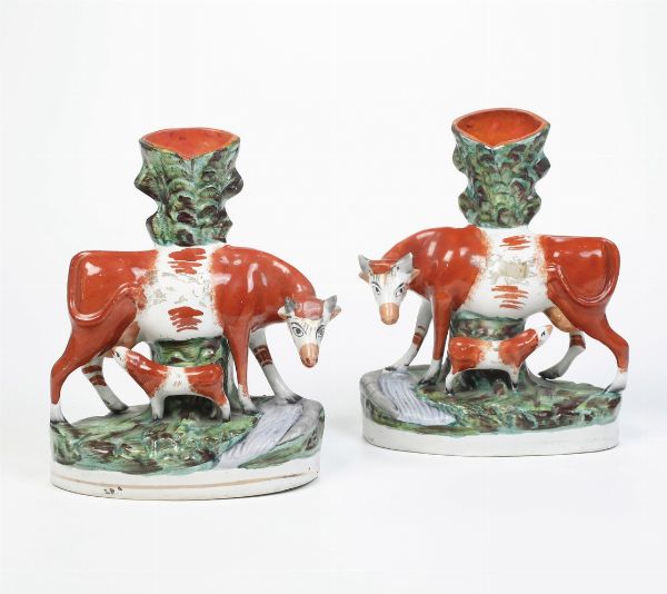 Grande coppia di spill vase con mucca e vitello. <BR>Inghilterra, Staffordshire, periodo vittoriano, XIX secolo.  - Asta Maioliche e Porcellane da Collezione - Associazione Nazionale - Case d'Asta italiane