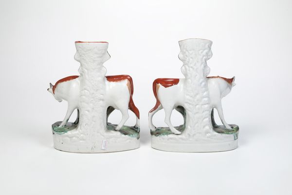 Grande coppia di spill vase con mucca e vitello. <BR>Inghilterra, Staffordshire, periodo vittoriano, XIX secolo.  - Asta Maioliche e Porcellane da Collezione - Associazione Nazionale - Case d'Asta italiane