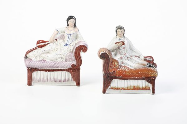 Coppia di grandi figure di musicisti su chaise longue.<BR>Inghilterra, Staffordshire, periodo vittoriano, XIX secolo.  - Asta Maioliche e Porcellane da Collezione - Associazione Nazionale - Case d'Asta italiane