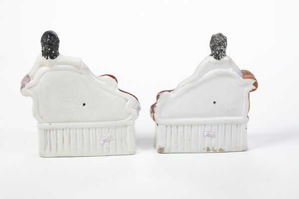 Coppia di grandi figure di musicisti su chaise longue.<BR>Inghilterra, Staffordshire, periodo vittoriano, XIX secolo.  - Asta Maioliche e Porcellane da Collezione - Associazione Nazionale - Case d'Asta italiane