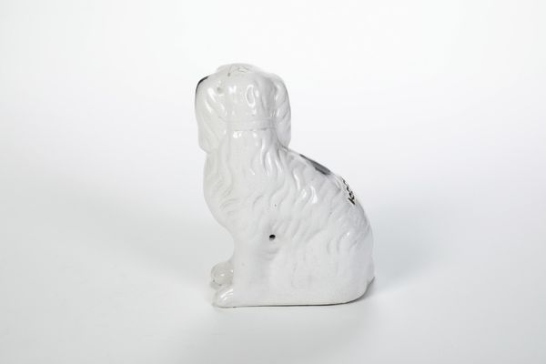 Figura di King Charles Spaniel.<BR>Inghilterra, Staffordshire, modello vittoriano, inizio del XX secolo.  - Asta Maioliche e Porcellane da Collezione - Associazione Nazionale - Case d'Asta italiane