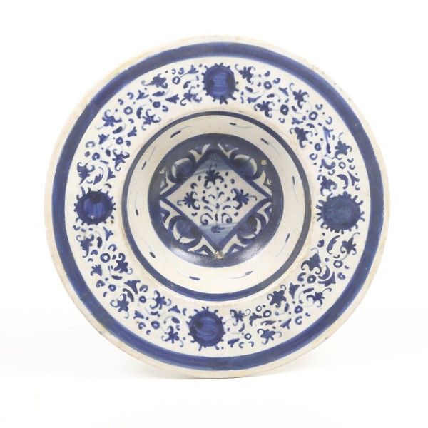 Piatto.<BR>Faenza, prima met� del XVI secolo.  - Asta Maioliche e Porcellane da Collezione - Associazione Nazionale - Case d'Asta italiane