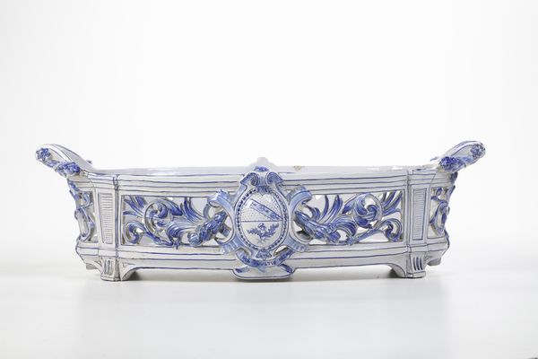 Fioriera centrotavola.<BR>Emile Gall� (1846-1904).<BR>Francia, Saint Cl�ment, Nancy, verso la fine del XIX secolo.  - Asta Maioliche e Porcellane da Collezione - Associazione Nazionale - Case d'Asta italiane