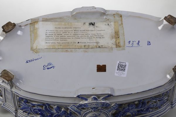 Fioriera centrotavola.<BR>Emile Gall� (1846-1904).<BR>Francia, Saint Cl�ment, Nancy, verso la fine del XIX secolo.  - Asta Maioliche e Porcellane da Collezione - Associazione Nazionale - Case d'Asta italiane