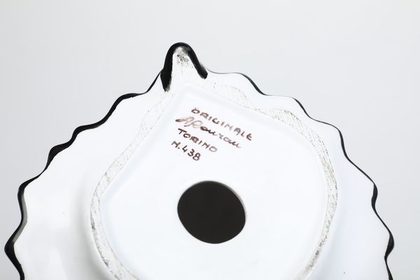 Donna in costume tradizionale.<BR>Torino, Manifattura Antonio Ronzan, 1968-1985.  - Asta Maioliche e Porcellane da Collezione - Associazione Nazionale - Case d'Asta italiane