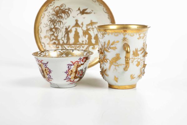 Due tazze e un piattino.<BR>Meissen, 1725-1730.  - Asta Maioliche e Porcellane da Collezione - Associazione Nazionale - Case d'Asta italiane