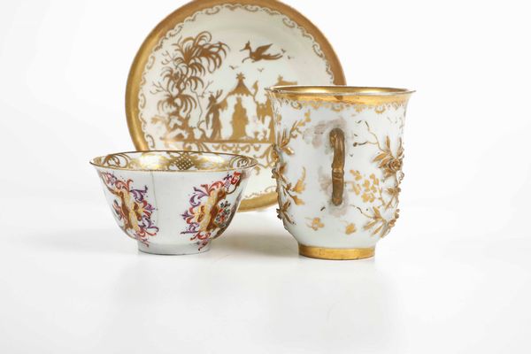 Due tazze e un piattino.<BR>Meissen, 1725-1730.  - Asta Maioliche e Porcellane da Collezione - Associazione Nazionale - Case d'Asta italiane