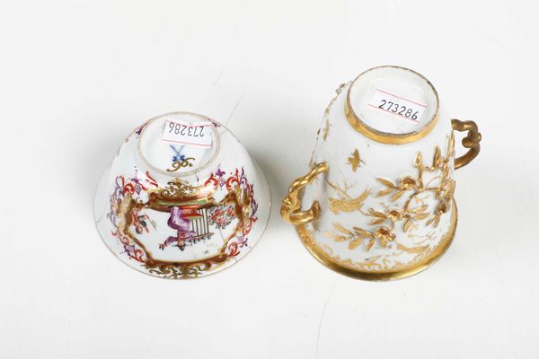 Due tazze e un piattino.<BR>Meissen, 1725-1730.  - Asta Maioliche e Porcellane da Collezione - Associazione Nazionale - Case d'Asta italiane
