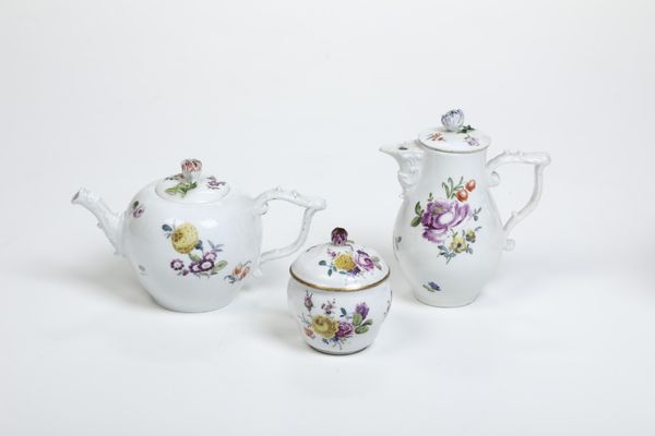 Teiera, piccola caffettiera e zuccheriera.<BR>Meissen, terzo quarto del XVIII secolo.  - Asta Maioliche e Porcellane da Collezione - Associazione Nazionale - Case d'Asta italiane