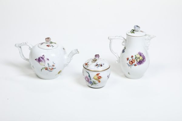Teiera, piccola caffettiera e zuccheriera.<BR>Meissen, terzo quarto del XVIII secolo.  - Asta Maioliche e Porcellane da Collezione - Associazione Nazionale - Case d'Asta italiane