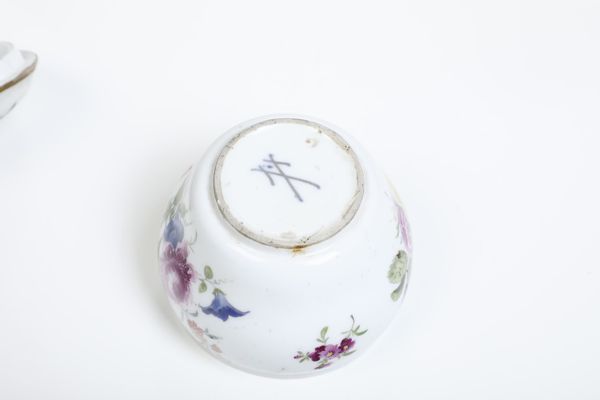 Teiera, piccola caffettiera e zuccheriera.<BR>Meissen, terzo quarto del XVIII secolo.  - Asta Maioliche e Porcellane da Collezione - Associazione Nazionale - Case d'Asta italiane