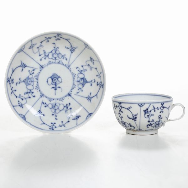 Tazza con piattino.<BR>Germania, Manifattura di F�rstenberg, 1753-1770.  - Asta Maioliche e Porcellane da Collezione - Associazione Nazionale - Case d'Asta italiane