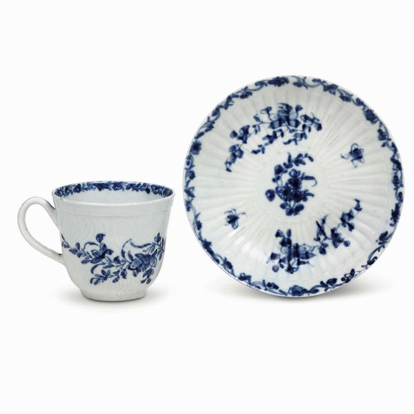 Una tazza e un piattino.<BR>Inghilterra, Manifattura di Bristol, 1770-1780 circa.  - Asta Maioliche e Porcellane da Collezione - Associazione Nazionale - Case d'Asta italiane