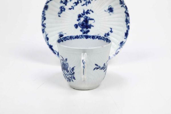 Una tazza e un piattino.<BR>Inghilterra, Manifattura di Bristol, 1770-1780 circa.  - Asta Maioliche e Porcellane da Collezione - Associazione Nazionale - Case d'Asta italiane