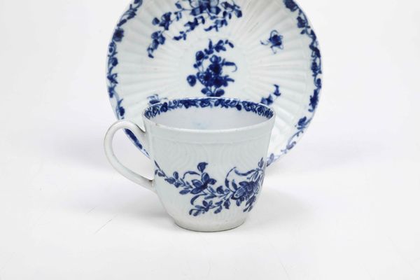 Una tazza e un piattino.<BR>Inghilterra, Manifattura di Bristol, 1770-1780 circa.  - Asta Maioliche e Porcellane da Collezione - Associazione Nazionale - Case d'Asta italiane