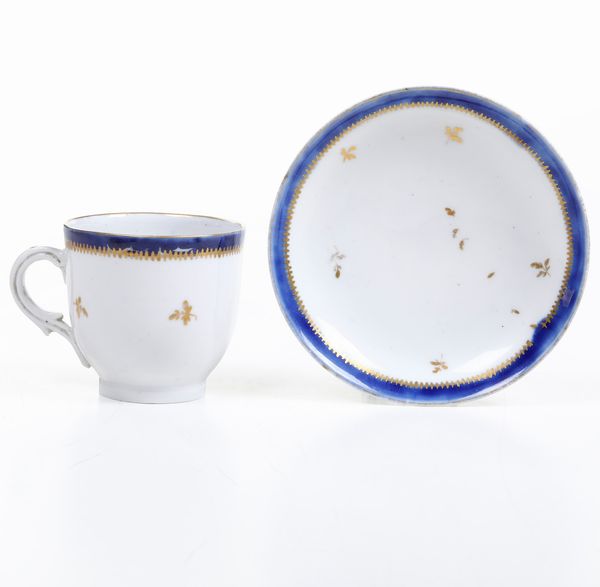 Tazza con piattino.<BR>Venezia, Manifattura Cozzi, fine del XVIII secolo.  - Asta Maioliche e Porcellane da Collezione - Associazione Nazionale - Case d'Asta italiane