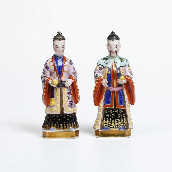 Coppia di figurine.<BR>Francia, Manifattura Jacob Petit, met� del XIX secolo.  - Asta Maioliche e Porcellane da Collezione - Associazione Nazionale - Case d'Asta italiane