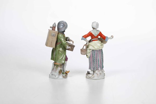 Coppia di figurine dalla serie Cris de Paris.<BR>Meissen, XX secolo.  - Asta Maioliche e Porcellane da Collezione - Associazione Nazionale - Case d'Asta italiane