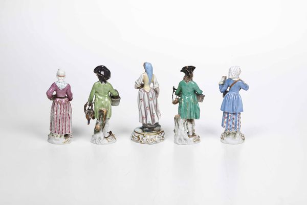Cinque figurine di venditori ambulanti Cris de Paris.<BR>Meissen (4 pezzi) e Doccia, XX secolo.  - Asta Maioliche e Porcellane da Collezione - Associazione Nazionale - Case d'Asta italiane