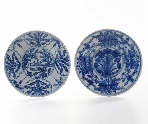 Due piatti.<BR>Torino, Fabbrica del Regio Parco, XVII secolo.  - Asta Maioliche e Porcellane da Collezione - Associazione Nazionale - Case d'Asta italiane